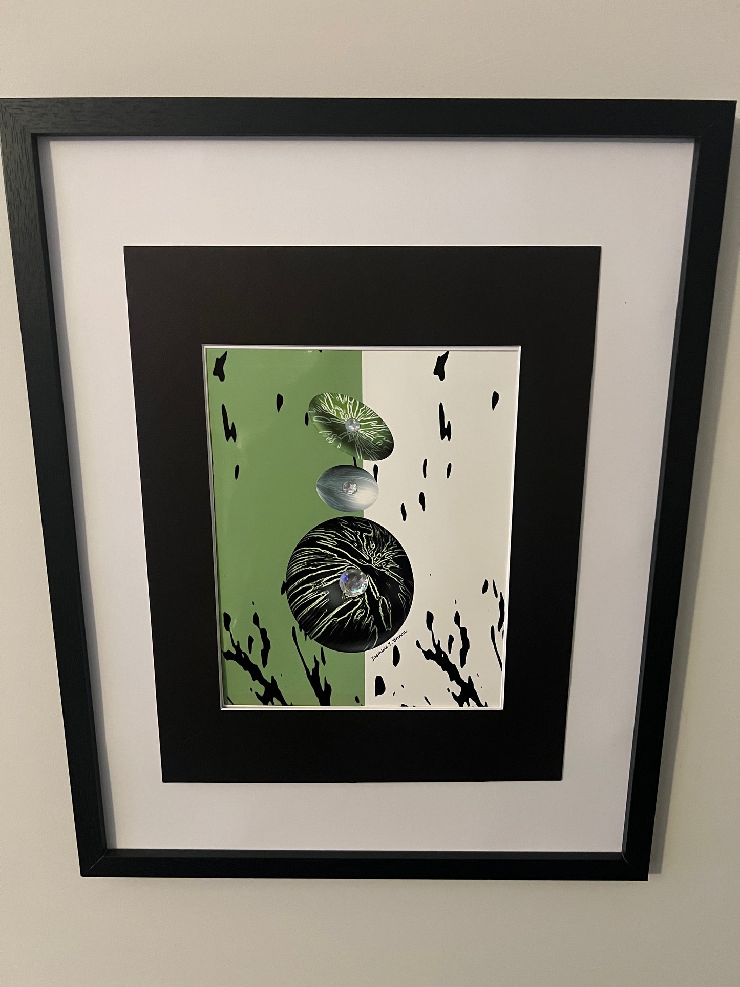 JAS-SIT-UP FRAMED WALL ARTWORK GREEN, BLACK, WHITE