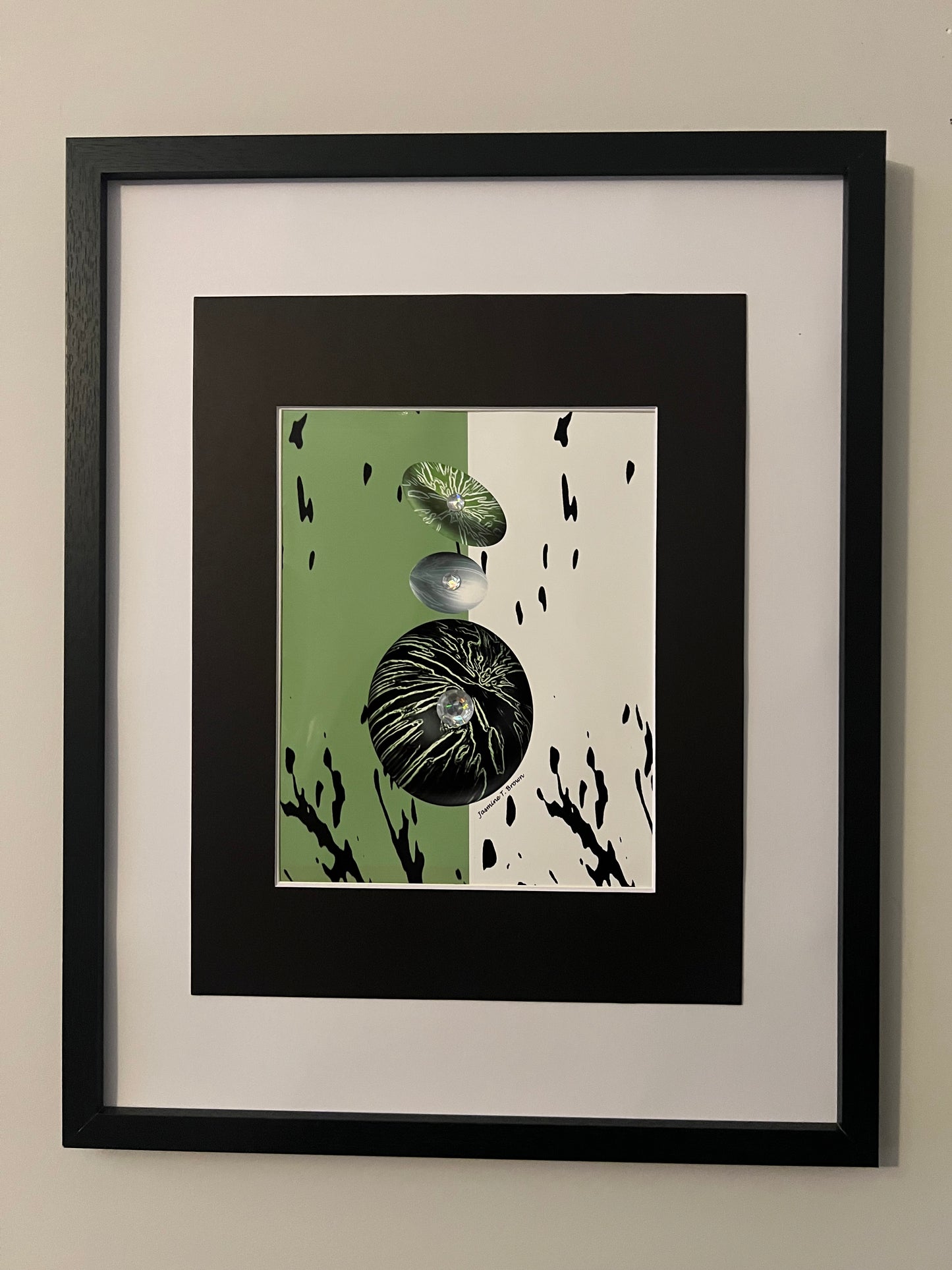 JAS-SIT-UP FRAMED WALL ARTWORK GREEN, BLACK, WHITE