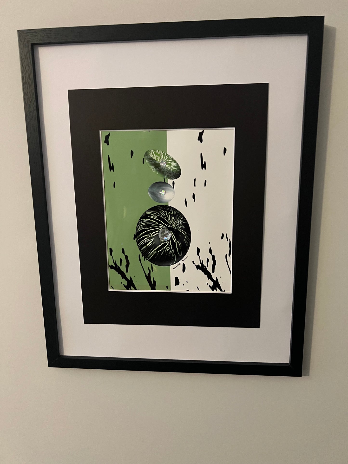 JAS-SIT-UP FRAMED WALL ARTWORK GREEN, BLACK, WHITE
