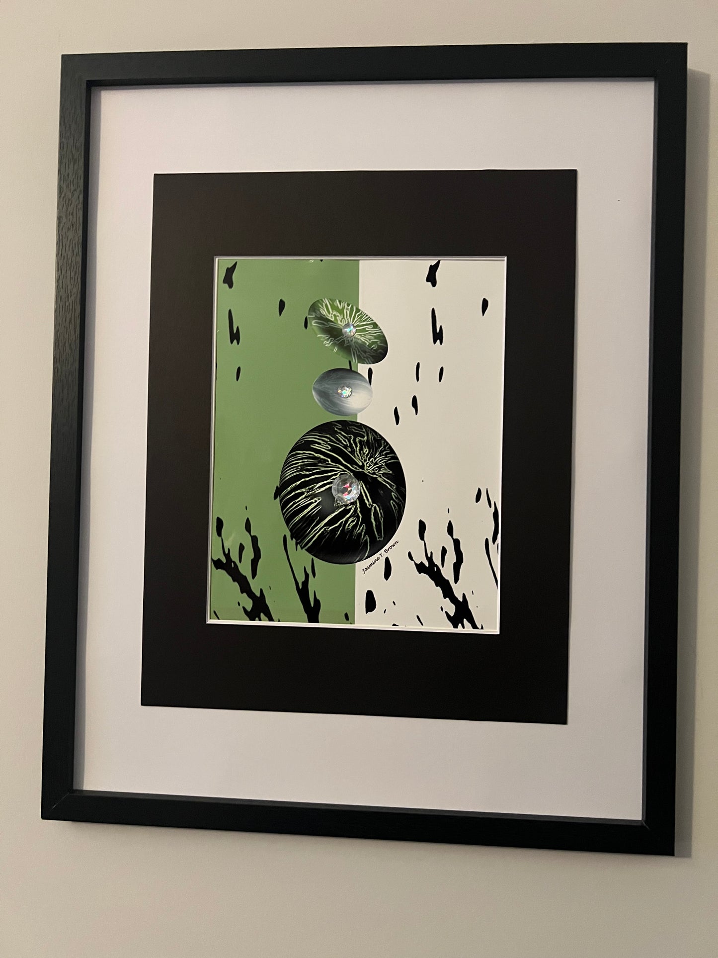 JAS-SIT-UP FRAMED WALL ARTWORK GREEN, BLACK, WHITE