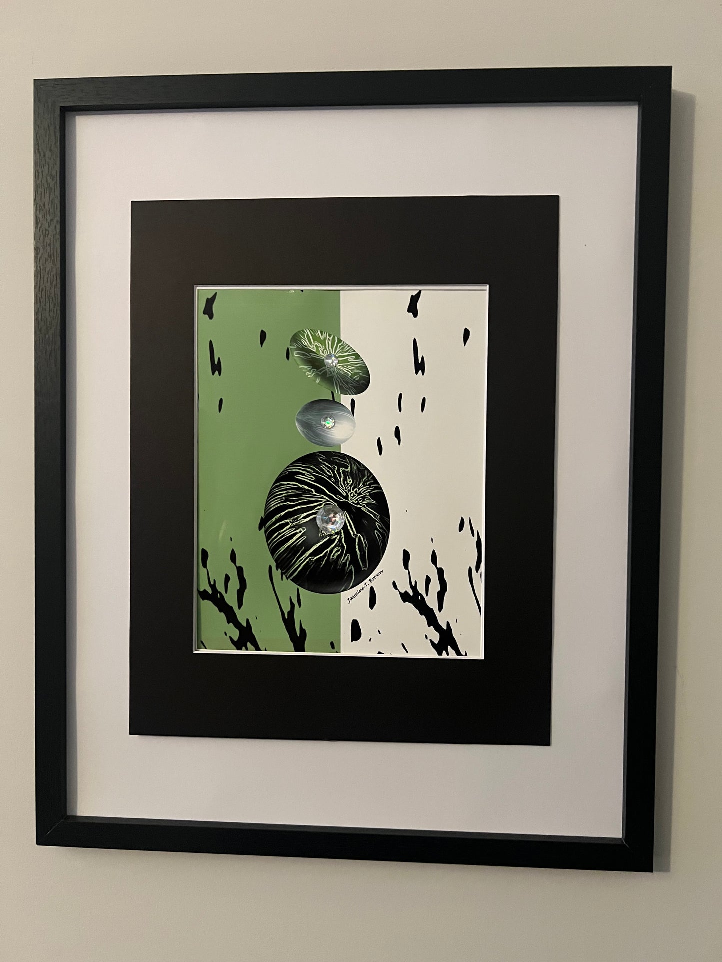 JAS-SIT-UP FRAMED WALL ARTWORK GREEN, BLACK, WHITE
