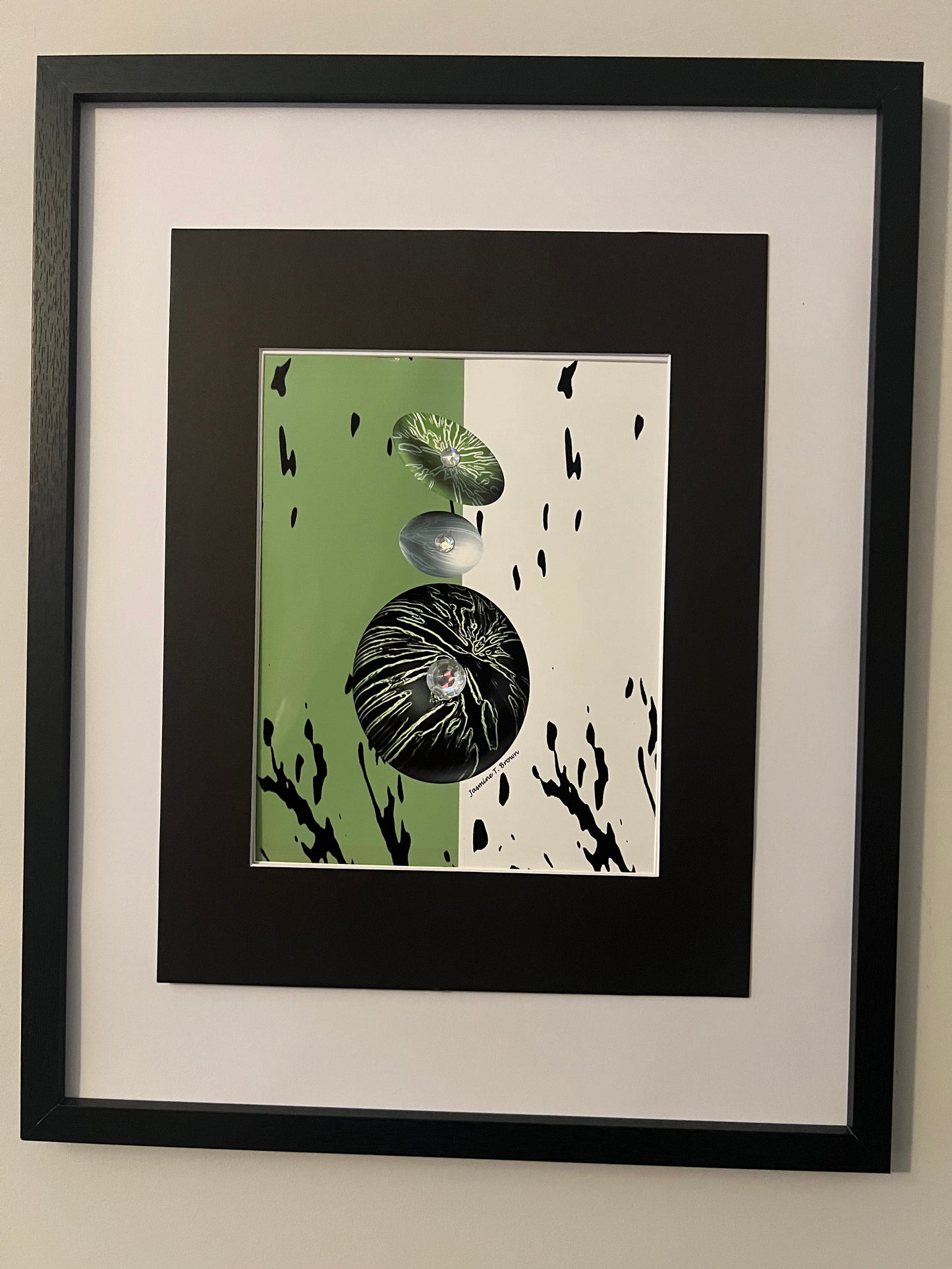 JAS-SIT-UP FRAMED WALL ARTWORK GREEN, BLACK, WHITE