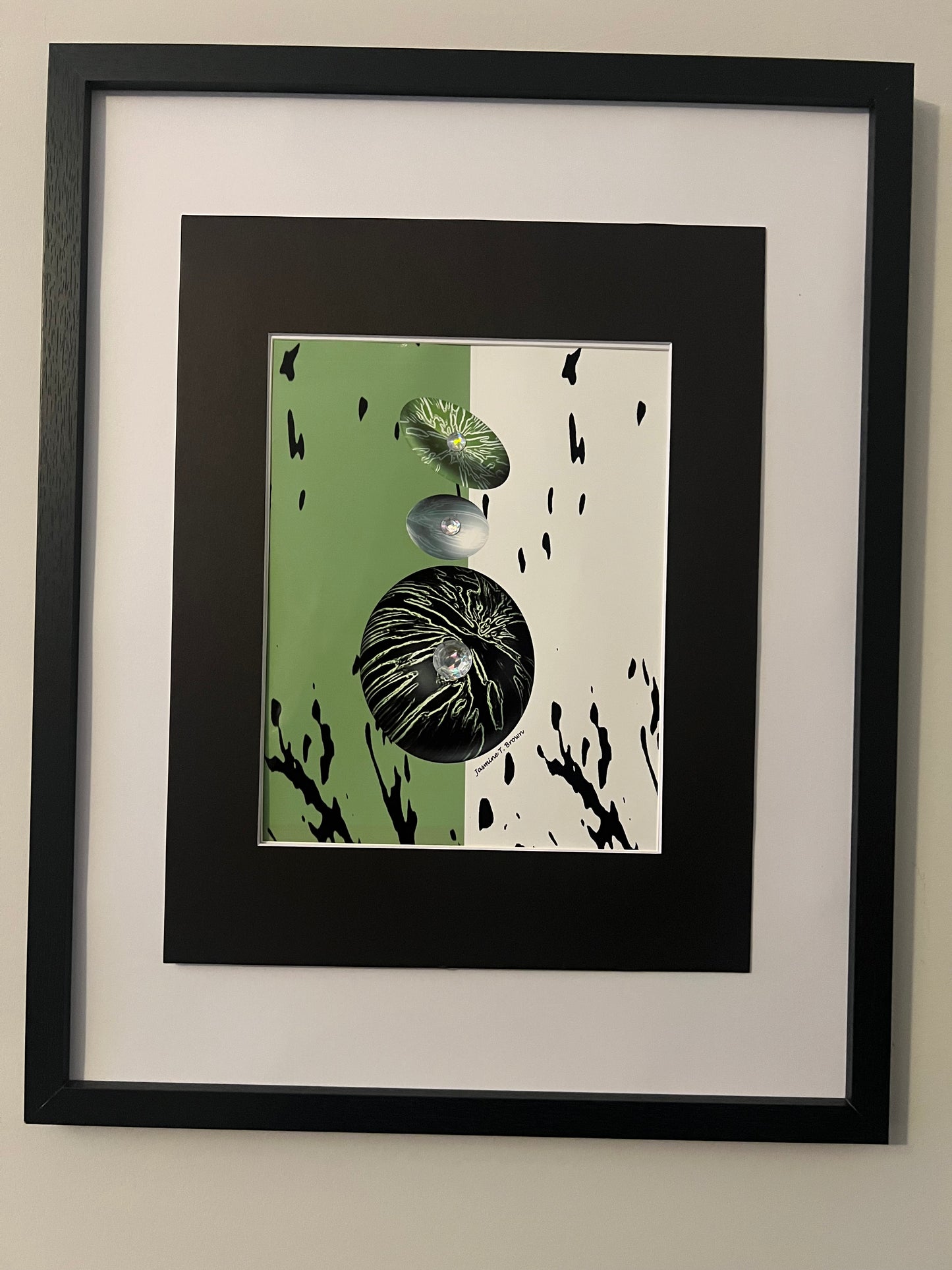 JAS-SIT-UP FRAMED WALL ARTWORK GREEN, BLACK, WHITE